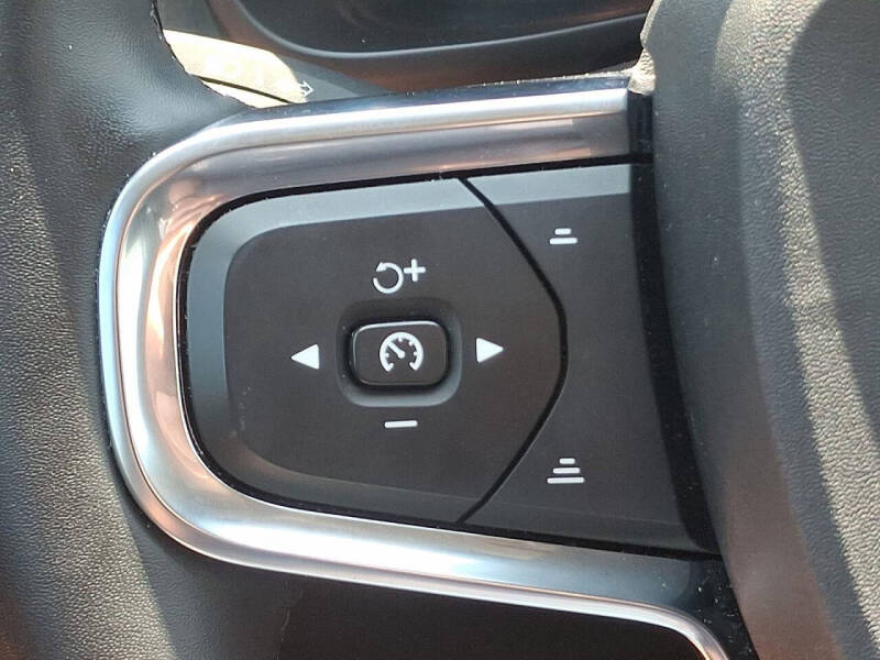 2024 Volvo XC40 B5 Plus Dark Theme