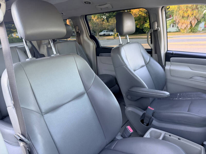 2011 Volkswagen Routan SE