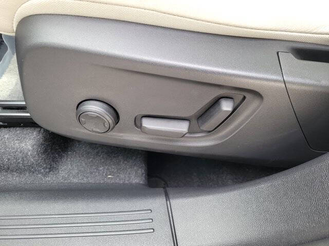 2024 Volvo XC40 B5 Ultimate Dark Theme