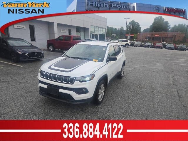 White 2022 Jeep Compass Altitude 4x4 Altitude 4dr SUV 1