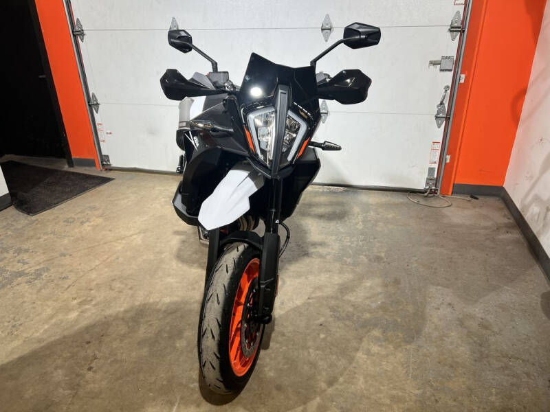 2024 KTM 890 SMT