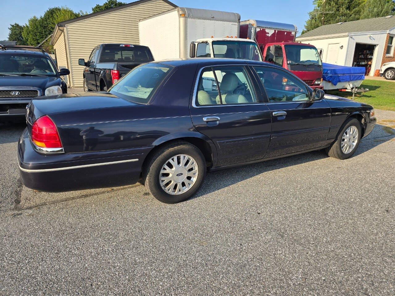 2003 Ford Crown Victoria for sale at QUEENSGATE AUTO SALES in York, PA