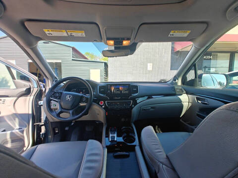 2020 Honda Pilot Touring w/Rear Captain's Chairs