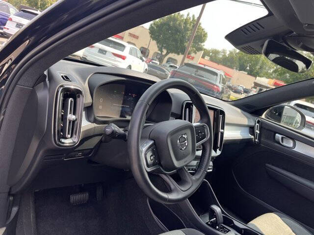 2025 Volvo XC40 B5 Core Bright Theme