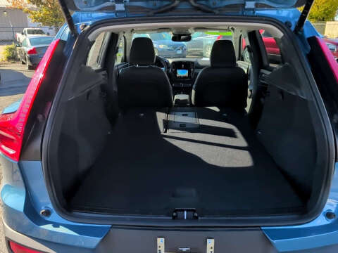 2025 Volvo XC40 B5 Core Bright Theme