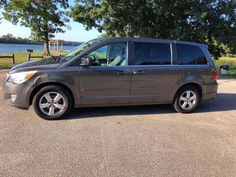 2010 Volkswagen Routan for sale at Monroe Auto's, LLC in Parsons TN