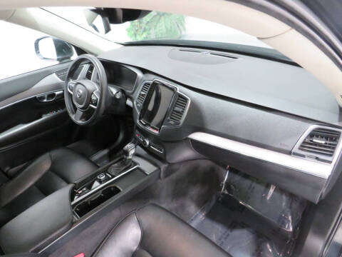 2022 Volvo XC90 T5 Momentum