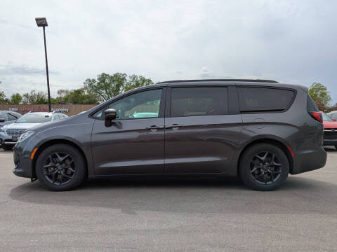 2020 Chrysler Pacifica Limited Red S