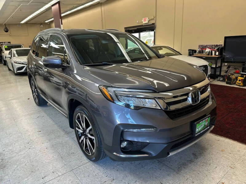 2021 Honda Pilot Touring w/Rear Captain's Chairs