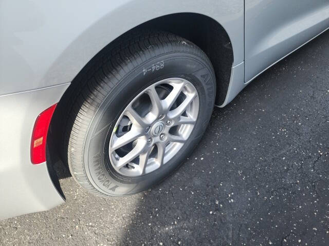 2026 Chrysler Pacifica Select