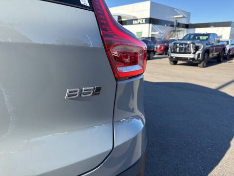 2025 Volvo XC40 B5 Core Bright Theme