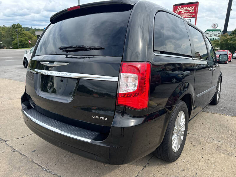 2016 Chrysler Town & Country Limited photo 3