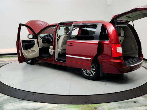 2013 Chrysler Town and Country Touring-L