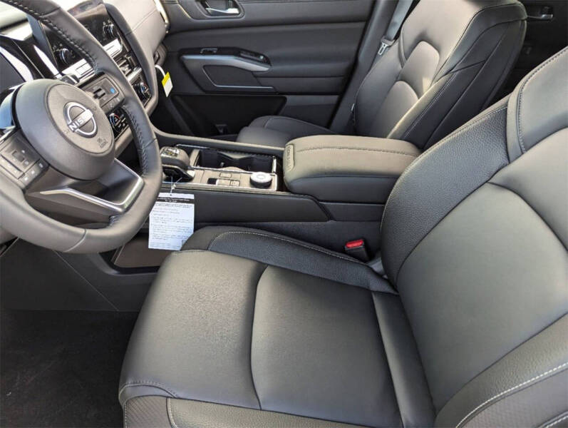 2025 Nissan Pathfinder SL