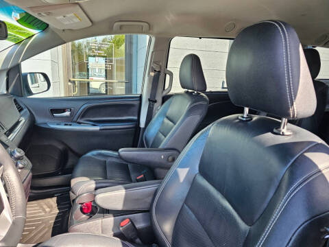 2017 Toyota Sienna SE 8-Passenger