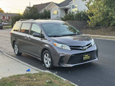 2019 Toyota Sienna LE 8-Passenger