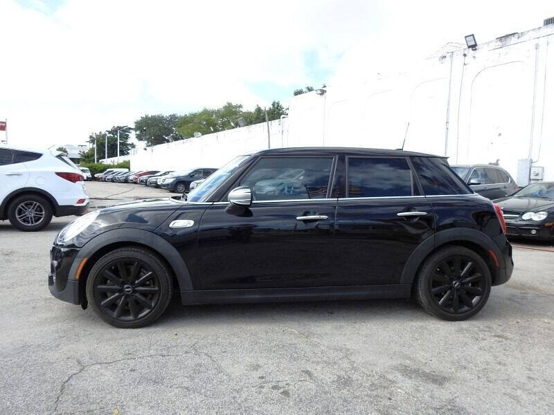 2017 MINI Hardtop Hatchback - $15,900