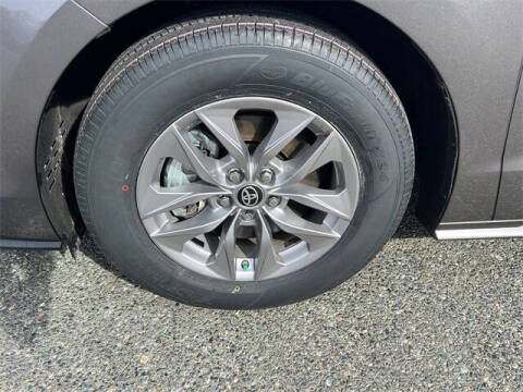 2022 Toyota Sienna LE 8-Passenger