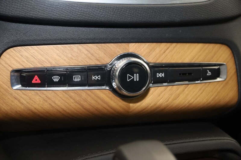 2025 Volvo XC90 B5 Plus Bright Theme