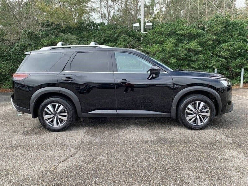 2024 Nissan Pathfinder SL