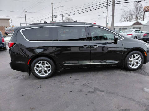 2017 Chrysler Pacifica Touring-L