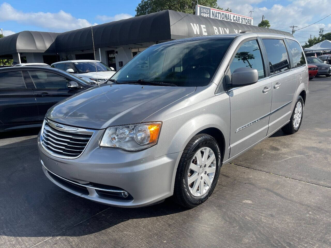 2016 CHRYSLER Town and Country Minivan - $11,900