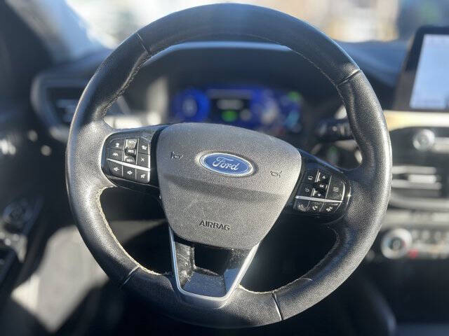 2022 Ford Escape Hybrid Titanium