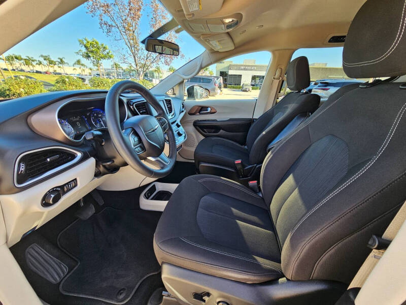 2022 Chrysler Voyager LX