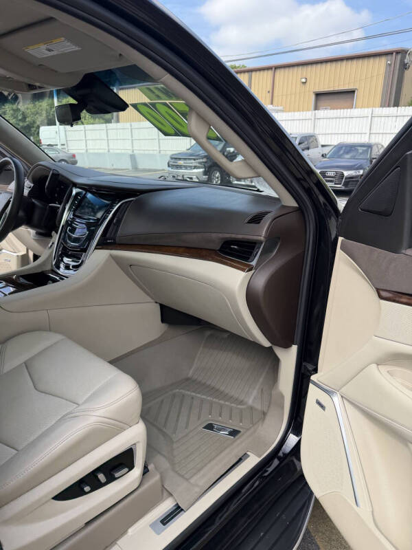 2017 Cadillac Escalade Luxury