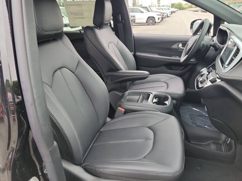 2027 Chrysler Pacifica Select