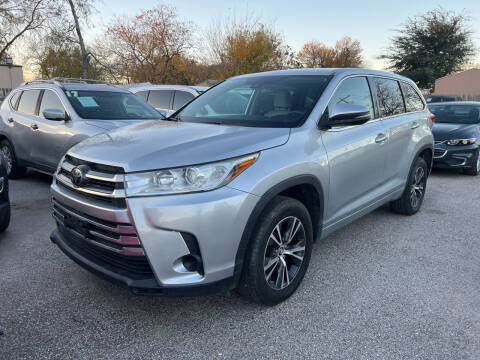 2018 Toyota Highlander for sale at Memo's Auto Sales in Houston TX