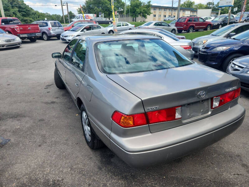 2000 Toyota Camry LE photo 9