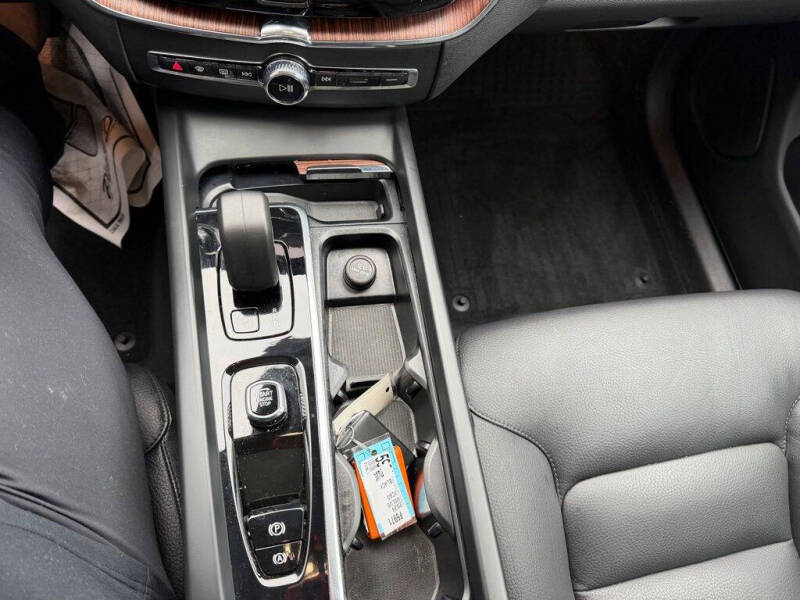 2024 Volvo XC60 B5 Plus Dark Theme