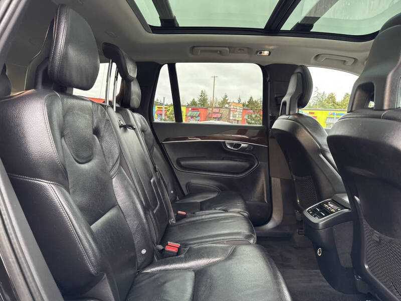 2016 Volvo XC90 T6 Momentum