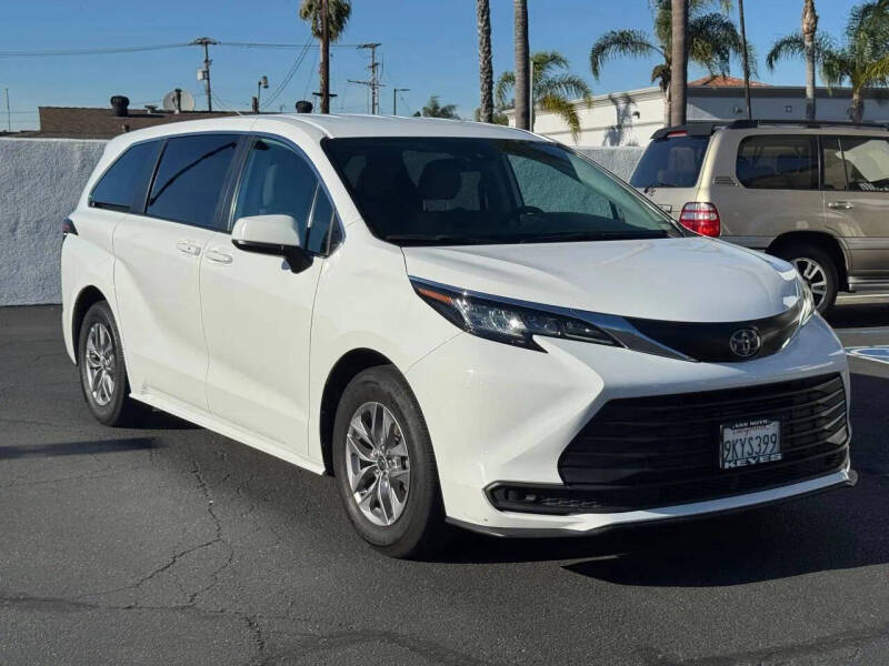 2022 Toyota Sienna LE 8-Passenger