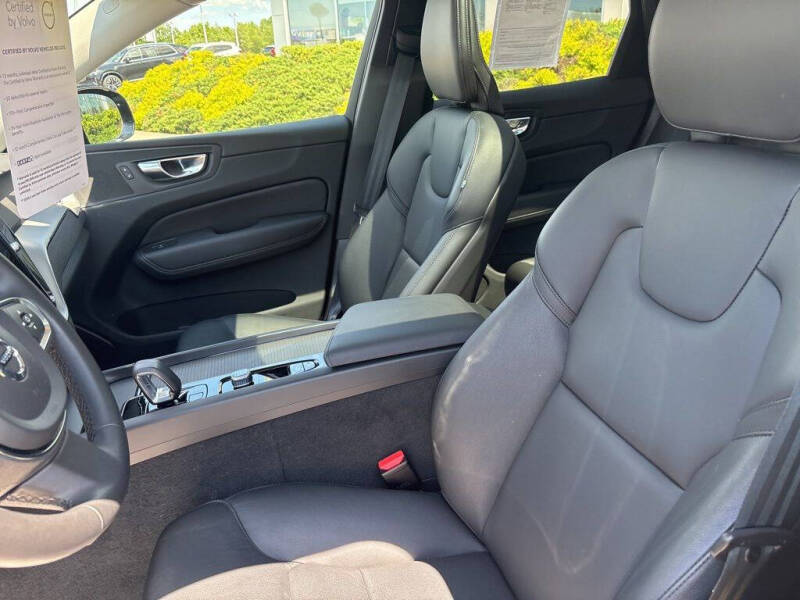 2024 Volvo XC60 B5 Core Dark Theme