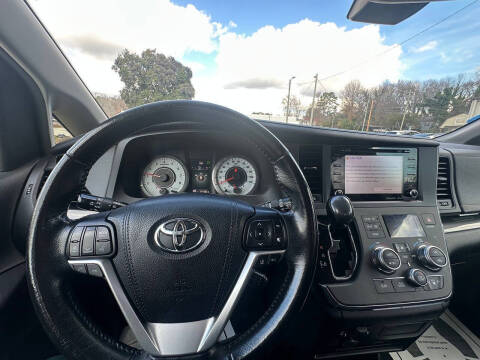 2018 Toyota Sienna SE 8-Passenger