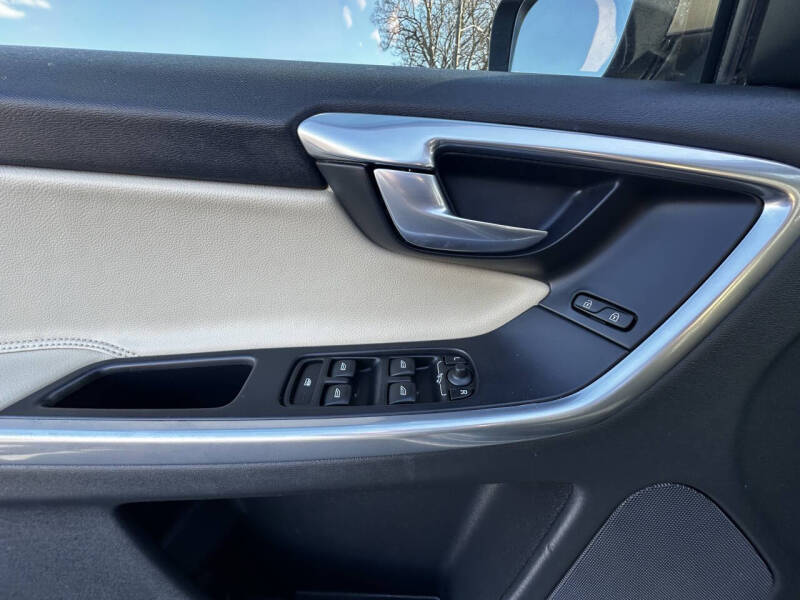 2016 Volvo XC60 T5 Drive-E Premier