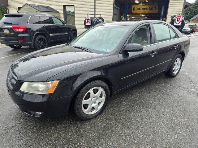 2006 Hyundai SONATA for sale at QUEENSGATE AUTO SALES in York, PA