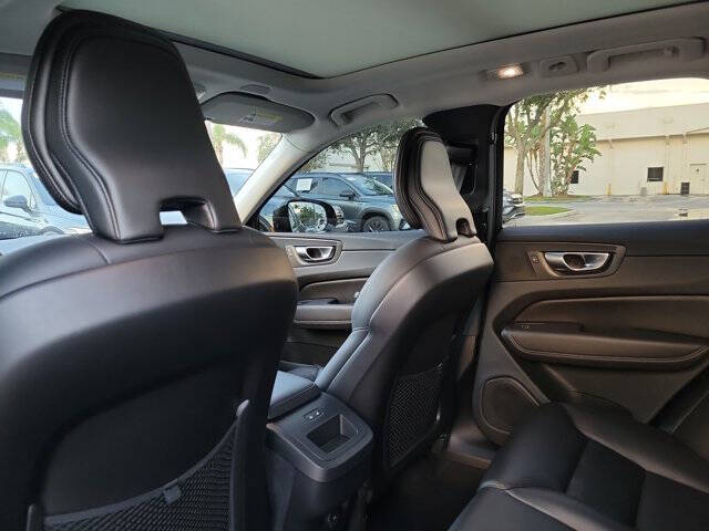 2024 Volvo XC60 B5 Core Dark Theme