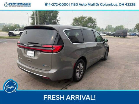 2024 Chrysler Pacifica Plug-In Hybrid Select