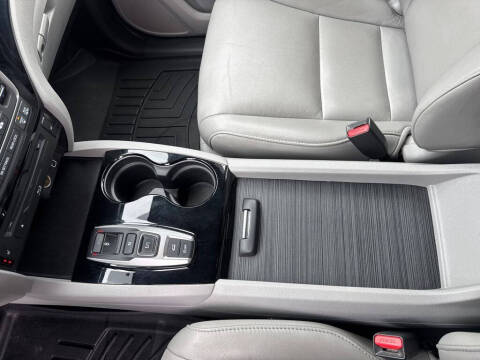 2019 Honda Pilot Touring w/Rear Captain's Chairs