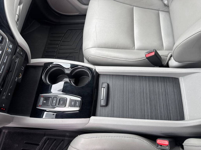 2019 Honda Pilot Touring w/Rear Captain's Chairs