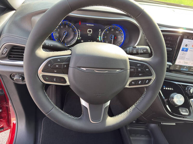 2027 Chrysler Pacifica Select