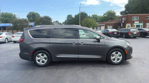 2017 Chrysler Pacifica Hybrid Platinum