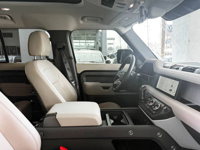 2023 Land Rover Defender 110 SE