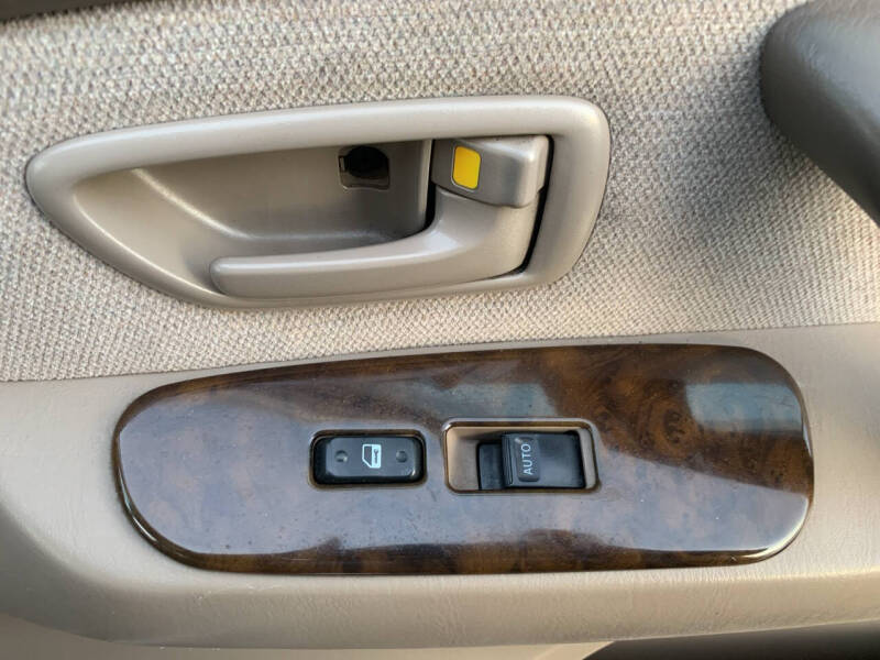 2004 Toyota Sequoia SR5