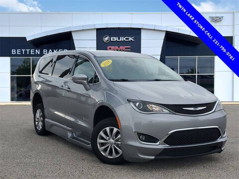 2018 Chrysler Pacifica for sale at Betten Baker Preowned Center in Twin Lake MI