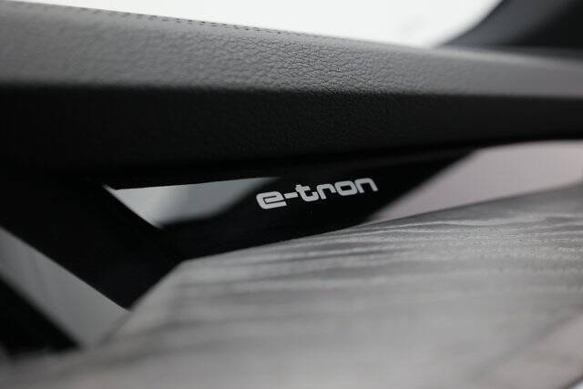 2022 Audi e-tron quattro Premium Plus