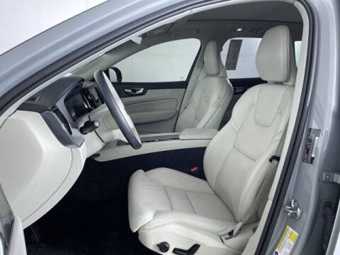 2025 Volvo XC60 B5 Ultra Dark Theme